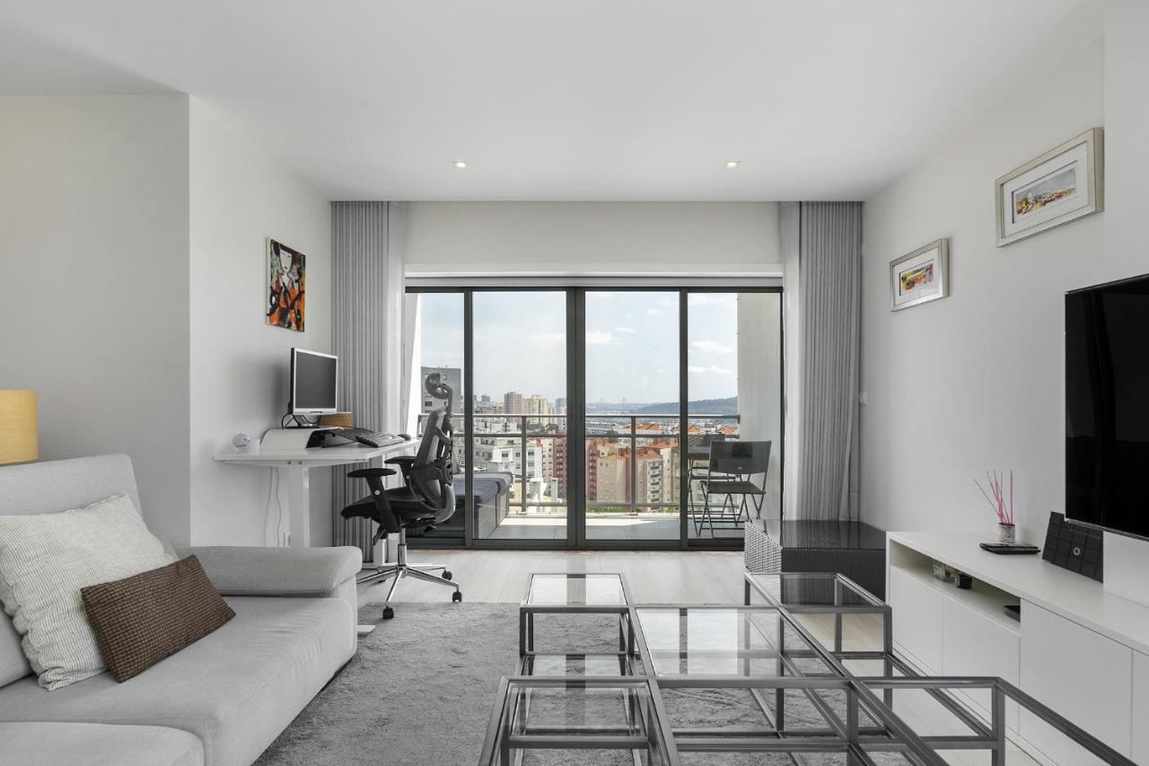 Whome Family Condo - Urban Retreat With Parking, Ac, Elevator In Great Location 리스본 외부 사진