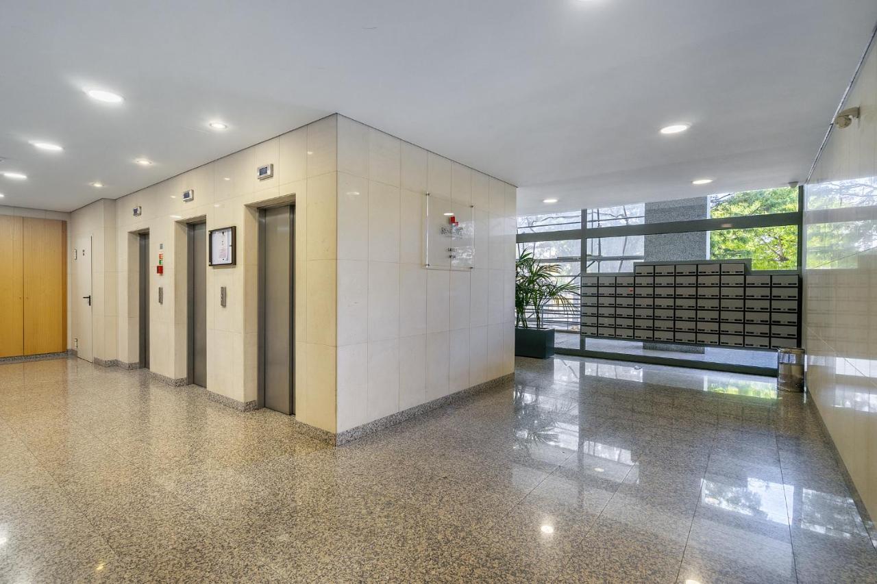 Whome Family Condo - Urban Retreat With Parking, Ac, Elevator In Great Location 리스본 외부 사진